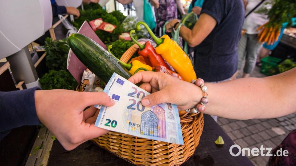 Auch auf Wochenmärkten wünschen sich 28 Prozent der Befragten argeldlose Zahlungsmöglichkeiten. (Symbolbild) Bild: Christoph Schmidt/dpa