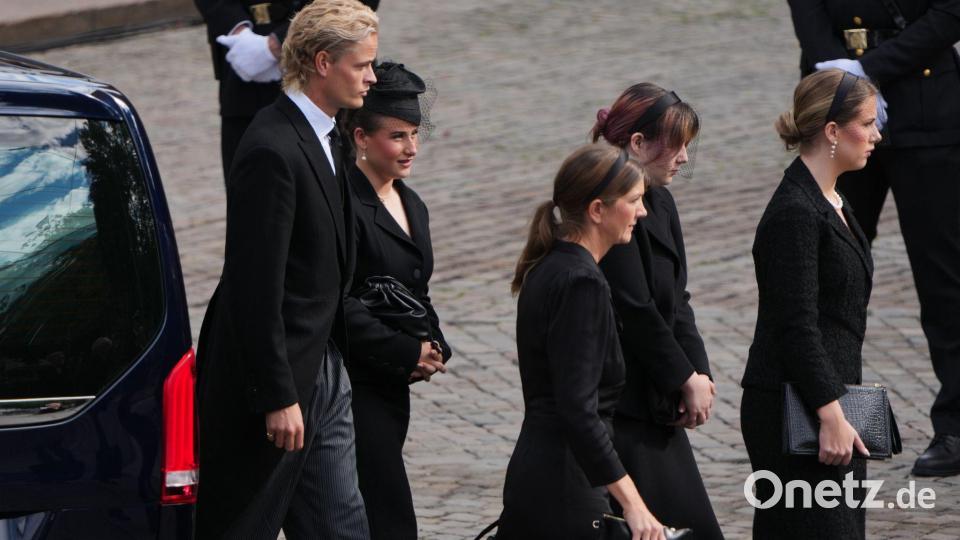 Ausgang bekam Høiby etwa zum Begräbnis seines Zieh-Großvaters König Harald V. vergangene Woche. Bild: Markus Schreiber/AP/dpa