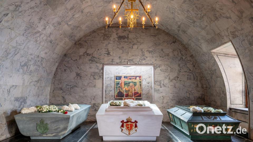 Der Sarkophag von König Harald V. (links) steht jetzt im königlichen Mausoleum neben den Sarkophagen seiner Eltern und Großeltern. (Handout) Bild: Øivind Möller Bakken/Det kongelige hoff/dpa
