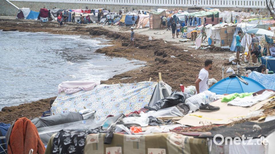Nach der massenhaften Ankunft hatten Tausende rund eineinhalb Monate unter schwierigen Bedingungen auf der Straße oder am Strand verbracht. Bild: Marcos Moreno/EUROPA PRESS/dpa