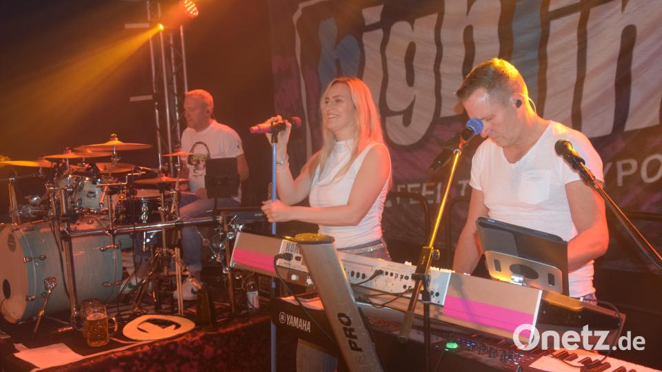 Boss Norman Stadler, Sängerin Julia Schönberger und die übrigen Protagonisten von Highline brachten den Partyzug auf Höchstgeschwindigkeit. Bild: Ernst Frischholz