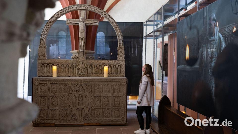 Zu den Ausstellungsstücken zählt auch ein Altar. Bild: Boris Roessler/dpa