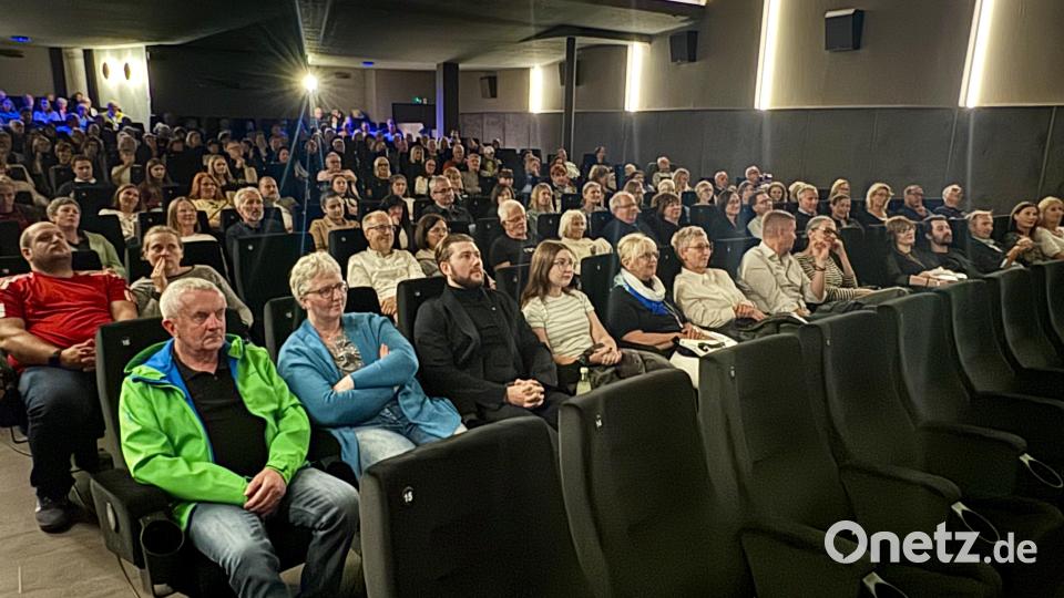 Die Zuschauer im voll besetzten Neue-Welt-Kinosaal warten gespannt auf die Bestseller-Verfilmung des "Buchspazierers". Bild: Martin Gollwitzer