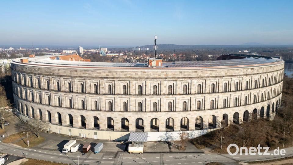 Ab 1935 errichteten die Nazis die Kongresshalle nach dem antiken Vorbild des Marcellustheaters und des Kolosseums in Rom. (Archivbild) Bild: Daniel Karmann/dpa