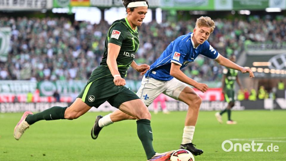 Fabian Reese vom VfL Wolfsburg (l) wird vom Darmstädter Nicolas Verkooijen verfolgt. Bild: Swen Pförtner/dpa