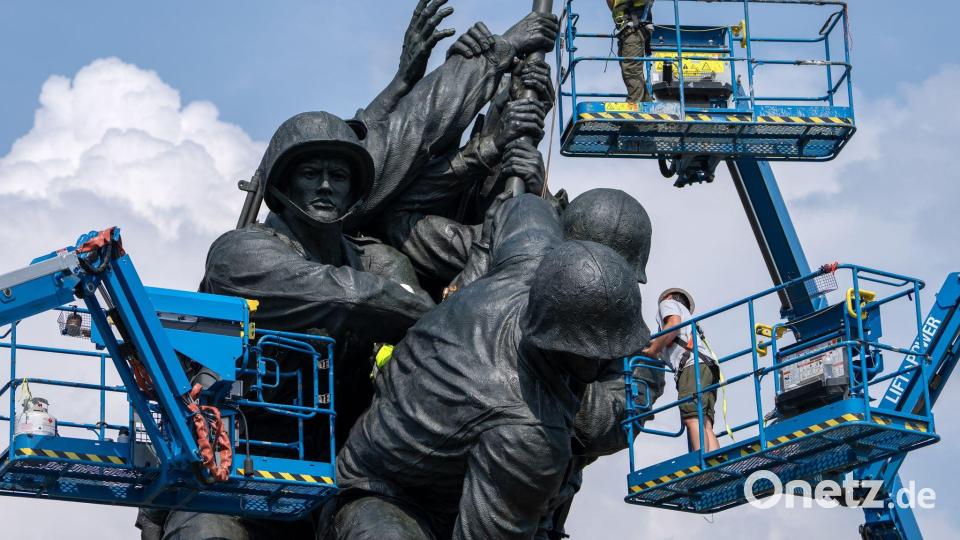 Mitarbeiter des National Park Service reinigen das United States Marine Corps War Memorial (Iwo-Jima-Denkmal) in Arlington. Bild: Mark Schiefelbein/AP/dpa
