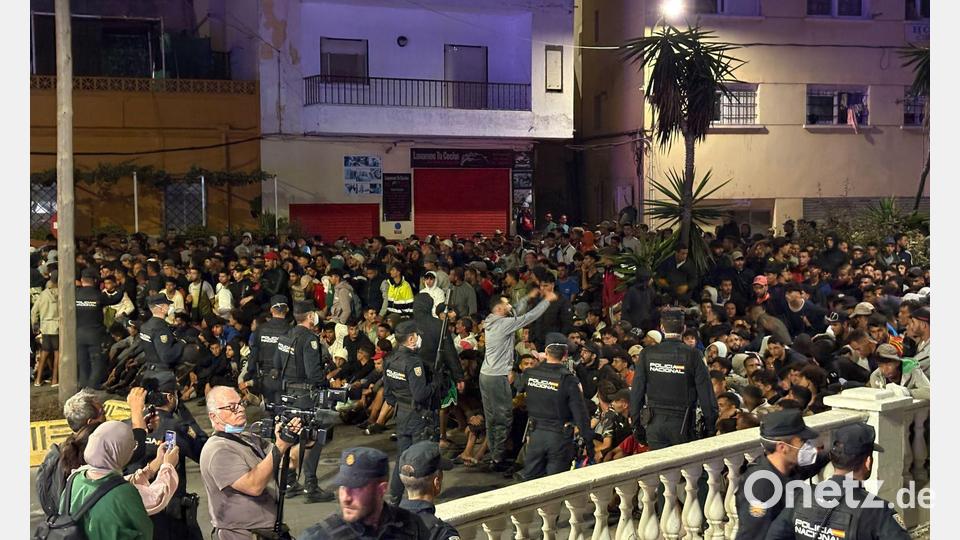 Die Polizei musste die Menge mit zusätzlichen Kräften unter Kontrolle bringen. Bild: Gabriela Sardá Núñez/EUROPA PRESS/dpa