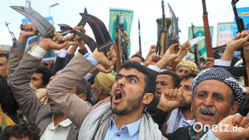 Anhänger der Huthi-Rebellen skandieren im Jemen Parolen gegen Saudi-Arabien. Bild: Osamah Abdulrahman/AP/dpa