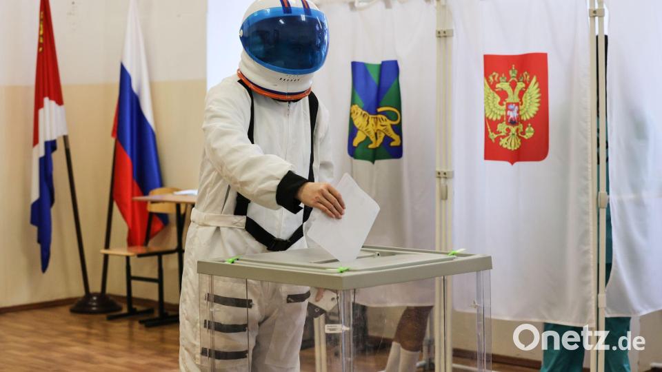 Kosmonaut im Wahllokal: Mann gibt Stimme bei Parlamentswahl in Russland ab Bild: Uncredited/AP/dpa