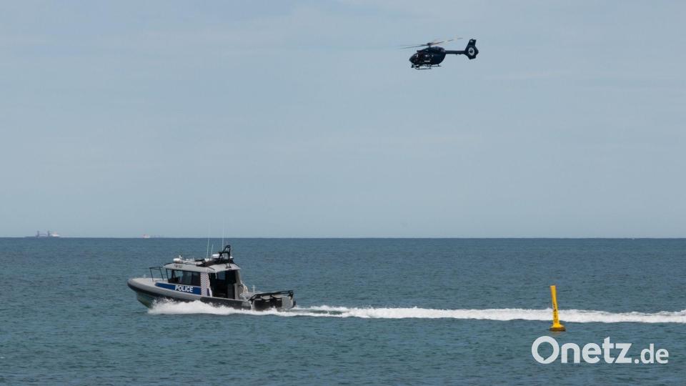 Einsatzkräfte suchten mit Booten und einem Helikopter nach dem Opfer. Bild: Andrew O'Connor/Australian Broadcasting Corp/AP/dpa