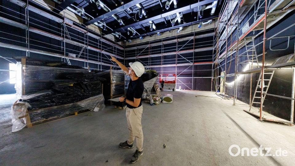 Das neue Opernhaus bietet viel moderne Technik. Im Orchesterprobensaal werden drehbare Paneele je nach Bedarf den Schall schlucken oder reflektieren. Bild: Daniel Karmann/dpa