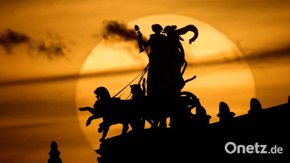 Die Sonne geht am Abend hinter der Pantherquadriga der Semperoper in Dresden unter. Bild: Robert Michael/dpa