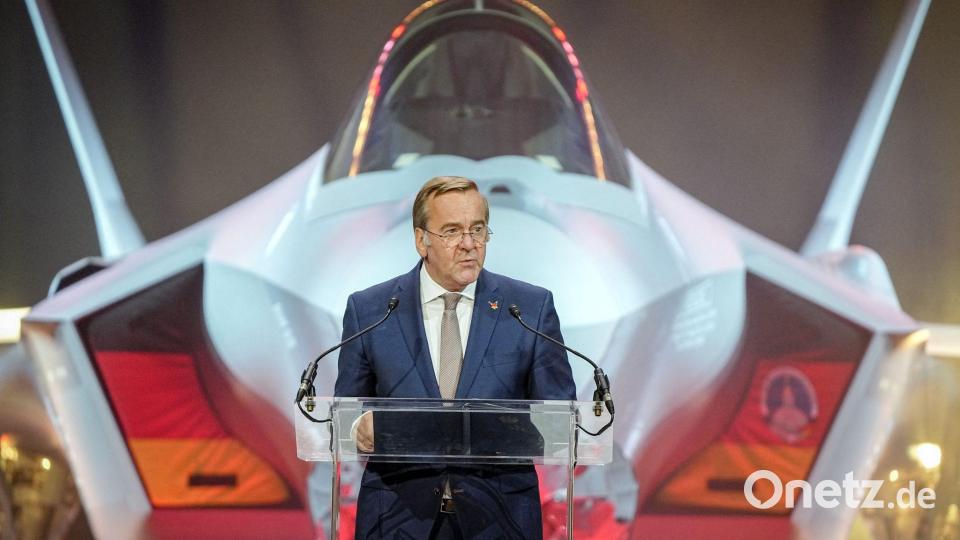 Verteidigungsminister Boris Pistorius vor der F-35 Bild: Kay Nietfeld/dpa