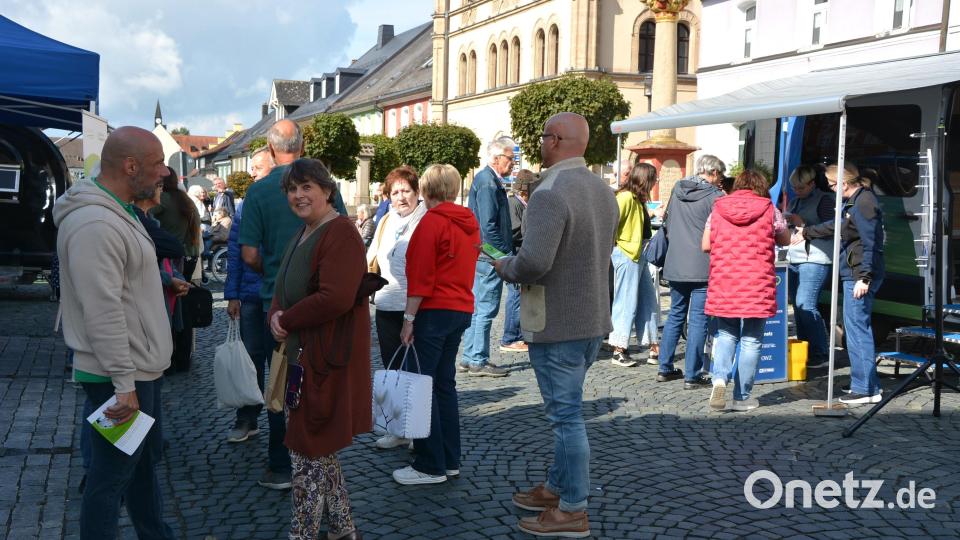 Am Donnerstag war wieder Wochenmarkt in der Kemnather Innenstadt, das Wetter spielte auch mit. Bild: Josef Rosner
