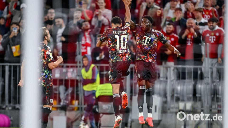 Jamal Musiala (l) bejubelt mit Alphonso Davies das 1:0. Bild: Harry Langer/dpa