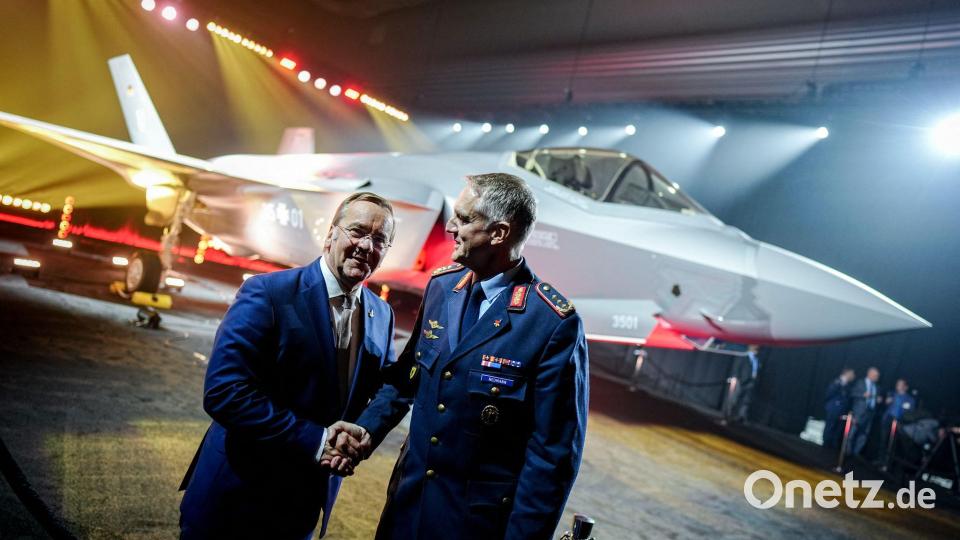 Verteidigungsminister Boris Pistorius und Luftwaffeninspekteur Holger Neumann vor der F-35 Bild: Kay Nietfeld/dpa