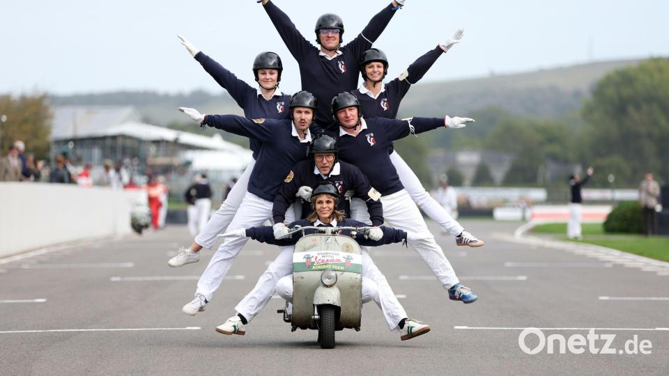Ein Showteam rollt bei der Eröffnungsparade des Goodwood Revival 2026 über den historischen Motor Circuit. Bild: Kieran Cleeves Media Assignments/PA Wire/dpa