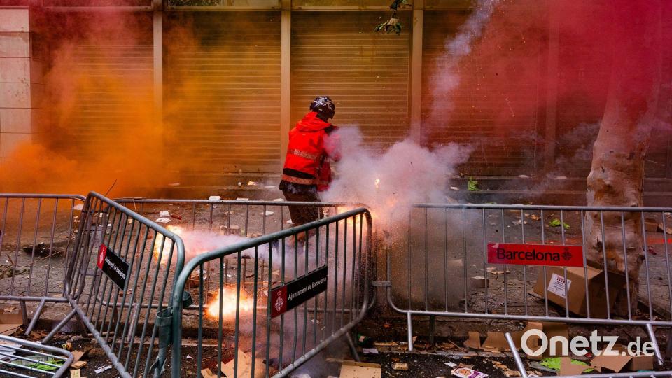 Heißer Protest: Während Feuerwehrleute in Barcelona demonstrieren, wird Pyrotechnik gezündet. Bild: Marc Asensio Clupes/ZUMA Press Wire/dpa