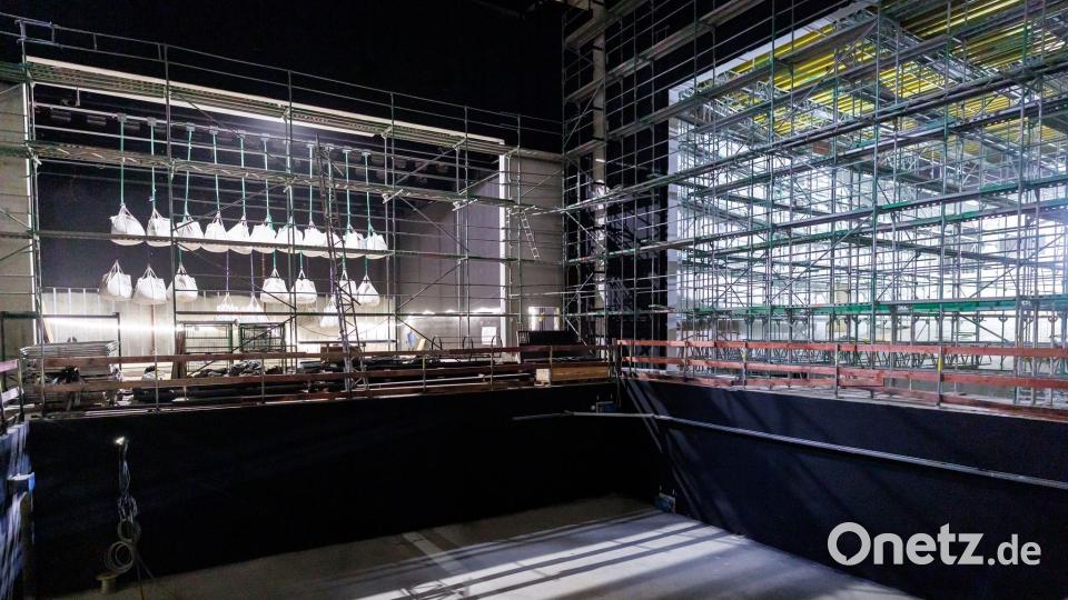 Dort, wo später die Bühne sein wird, klafft derzeit noch ein tiefes Loch. Bild: Daniel Karmann/dpa