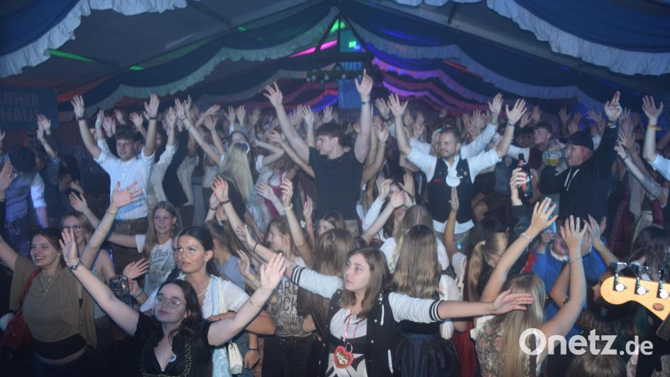Volle Bänke, feiernde Burschen und Mädls in Lederhose und Dirndl. Der Auftakt des Volksfestes in Weiden war für sie ein besonderer Abend. Bild: Ernst Frischholz