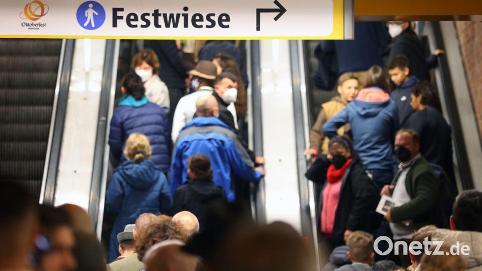 Schnell zur Wiesn - dafür legt gelegentlich auch die Rolltreppe Tempo zu. (Archivbild) Bild: Karl-Josef Hildenbrand/dpa