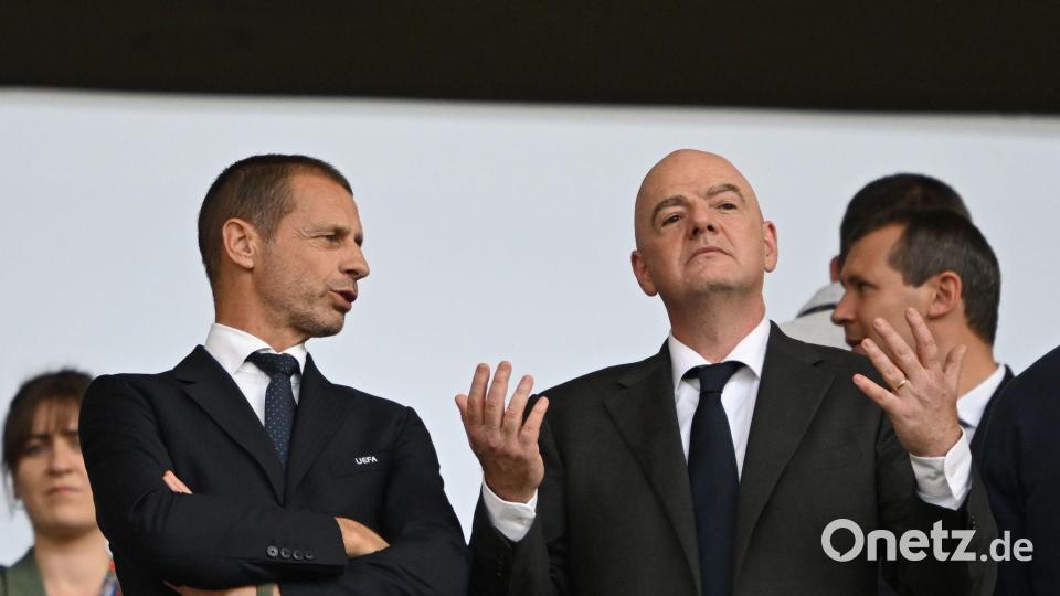 Der Machtkampf der UEFA gegen FIFA-Boss Infantino (r) geht weiter. (Archivbild) Bild: Robert Michael/dpa