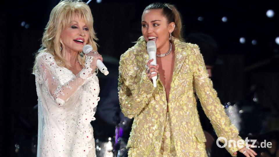Die Sängerin Miley Cyrus mit ihrer kürzlich verstorbenen Patentante und Ikone Dolly Parton. (Archivbild) Bild: Matt Sayles/Invision/AP/dpa