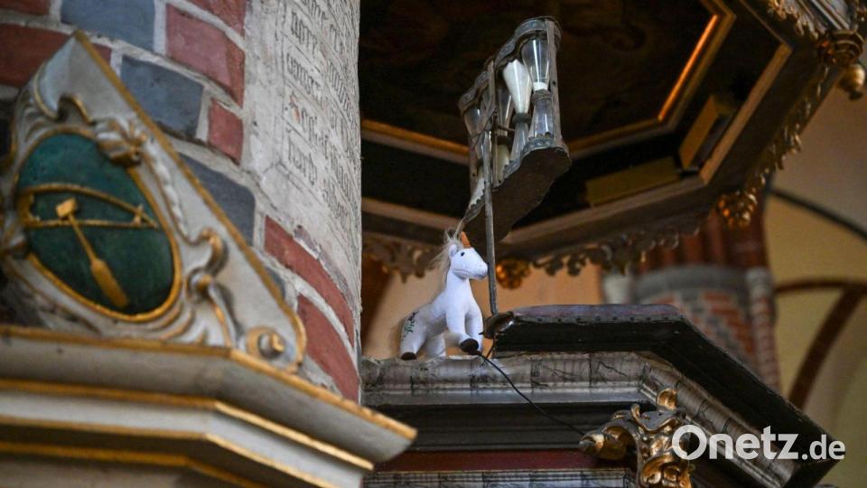 Die Kirchengemeinde macht aus dem Einhorn-Hype auch ein Spiel - Kinder können auf die Suche nach platzierten Kuscheltier-Einhörnern gehen. Bild: Jens Kalaene/dpa