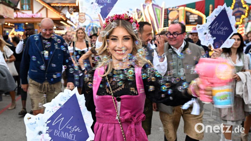 Inzwischen hat die 38-jährige Cathy Hummels eine Lizenz für die Wiesn. (Archivbild) Bild: Felix Hörhager/dpa