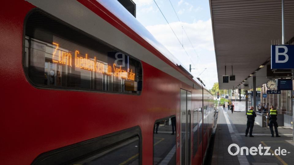 Eine Schweigeminute auf Gleis 1 leitete das Gedenken ein. Bild: Hannes P. Albert/dpa