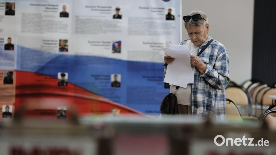 Die Menschen in Russland sind erstmals seit Beginn des Angriffskriegs gegen die Ukraine zur Wahl eines neuen Parlaments aufgerufen. Bild: Uncredited/AP/dpa