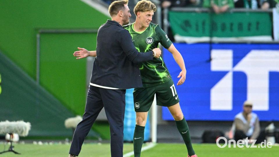 Wolfsburgs Trainer Tobias Strobl freut sich mit seinem Torschützen Alexander Bernhardsson (r). Bild: Swen Pförtner/dpa