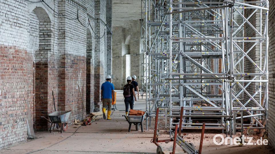 Die Kongresshalle ist nur ein Rohbau - und das soll man ihr auch später noch ansehen. Bild: Daniel Karmann/dpa