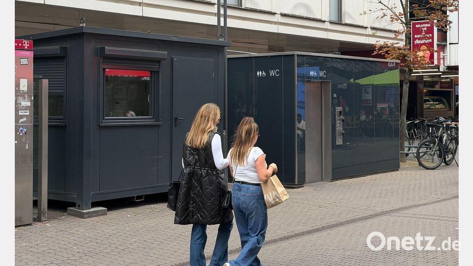 Diese Toilette in der Kölner Innenstadt wird ständig bewacht - und das ist ganz schön teuer. Bild: Dominik Kotzur/dpa