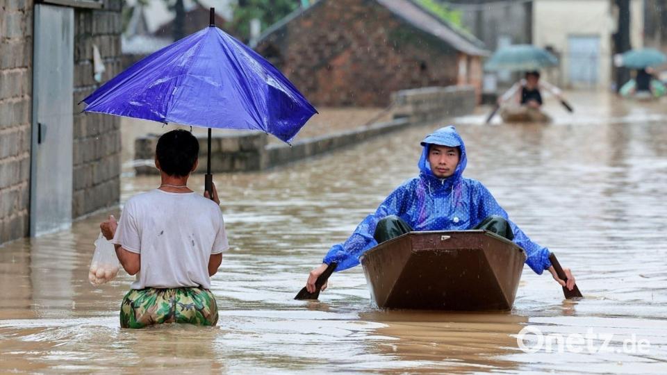 Am Stadtrand von Hanoi stand das Wasser meterhoch in den Straßen. Bild: Pham Tuan Anh/VNA/AP/dpa