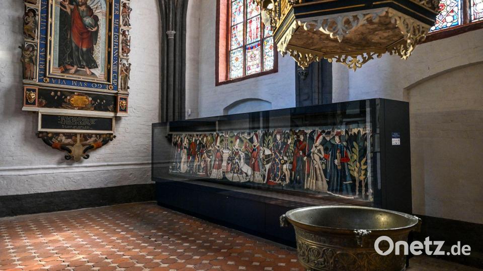 Nachdem er schon Schimmel angesetzt hatte, ist der Teppich nun gut geschützt in einer Vitrine untergebracht. Bild: Jens Kalaene/dpa