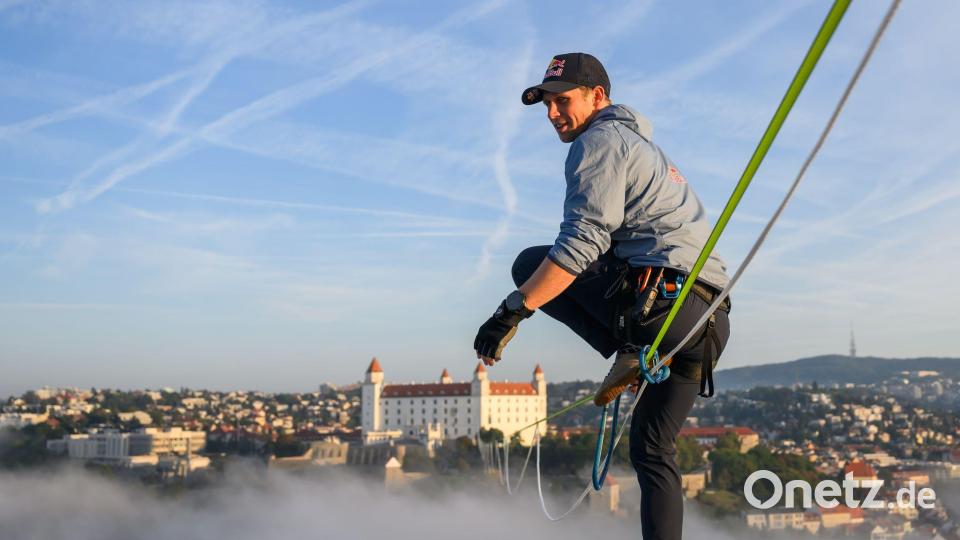 Weltrekordversuch in Bratislava: der Este Jaan Roose balanciert auf einer 666 Meter langen Slackline zwischen zwei Wahrzeichen der Hauptstadt. Bild: Jaroslav Novák/TASR/dpa