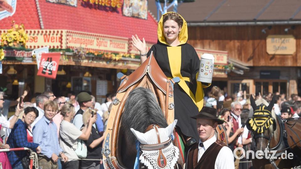 Das Münchner Kindl - erstmals verkörpert von Ellis Kaut - reitet beim Einzug der Wiesnwirte auf einem Pferd. (Archivfoto). Bild: Felix Hörhager/dpa