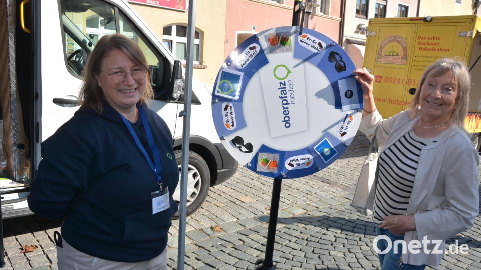 Am Stand von Oberpfalz-Medien konnten beim Glücksrad Preise gewonnen werden, links Redakteurin Lena Würstl. Bild: Josef Rosner