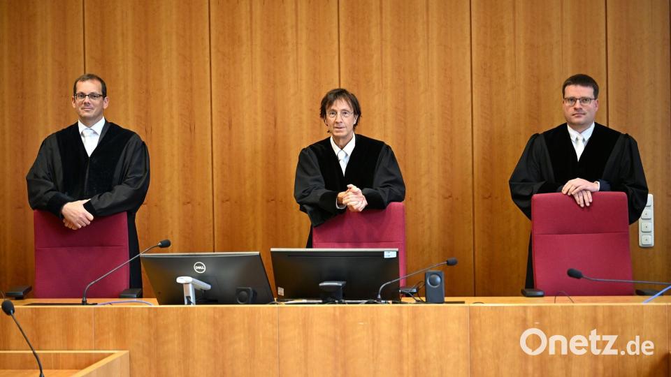 Die 1. Zivilkammer des Kölner Landgerichts, in der Mitte der Vorsitzende Stefan Bellin, links von ihm der Richter Christian Meurs und rechts der Richter Michael Stiel. (Archivfoto) Bild: Wolf von Dewitz/dpa