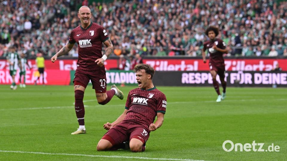 Robin Fellhauer vom FC Augsburg jubelt nach seinem Tor in Bremen. Bild: David Inderlied/dpa