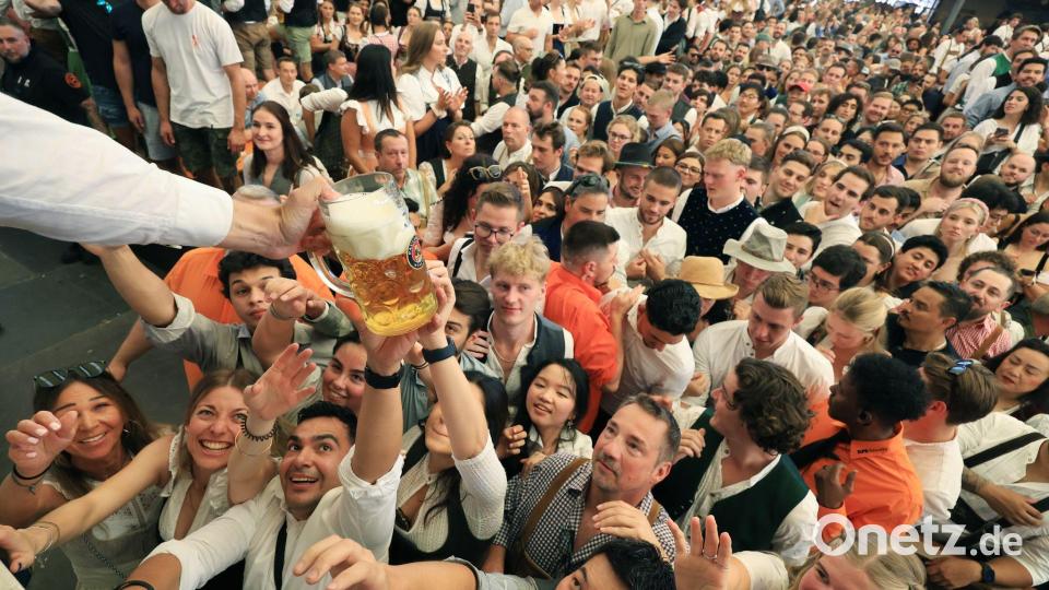 Um 12.00 Uhr gibt es endlich das langersehnte Bier. (Archivbild) Bild: Karl-Josef Hildenbrand/dpa
