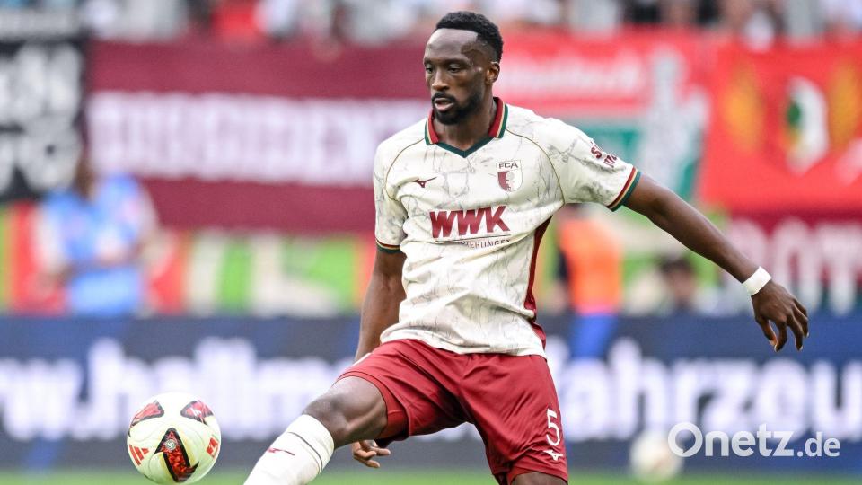 Der Abwehrchef des FC Augsburg in einer bislang starken Saison: Chrislain Matsima. (Archivbild) Bild: Harry Langer/dpa