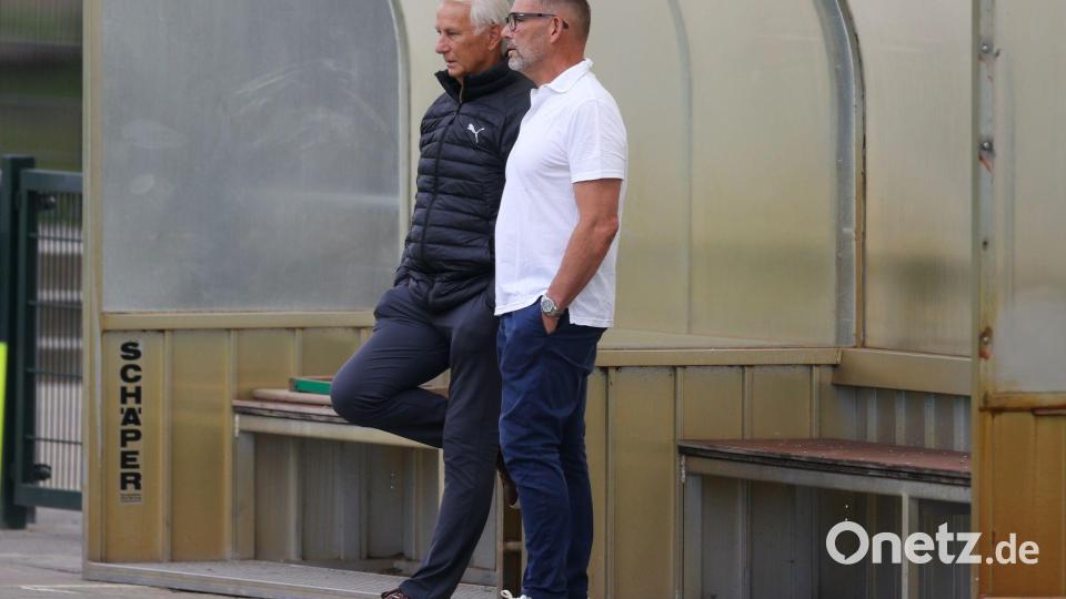 Die Präsidiumsmitglieder Rainer Bonhof (li) und Uwe Kamps werden von Stefan Effenberg kritisiert. Bild: Christoph Reichwein/dpa