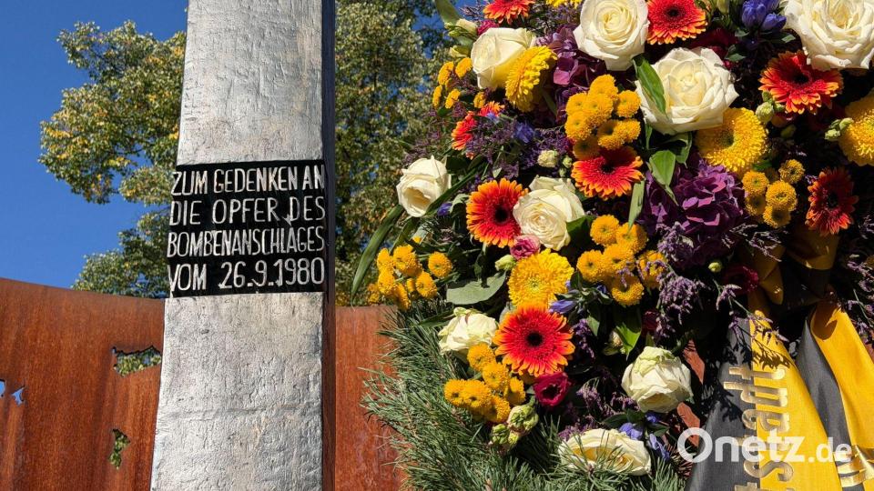 Ein Blumengesteck am Denkmal erinnert an die Opfer des Oktoberfest-Attentats. Bild: Julian Degler/dpa