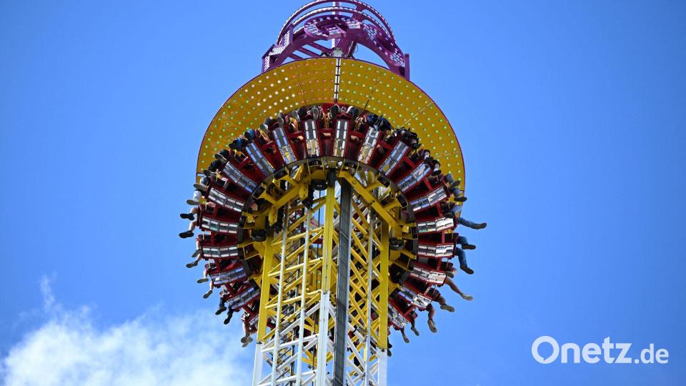 Fahrgeschäfte und weiß-blauer Himmel sorgten für gute Laune auf der Wiesn. Bild: Sven Hoppe/dpa