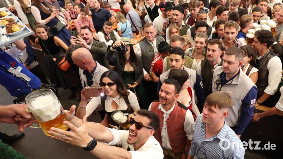Das Warten hat ein Ende: Um 12 Uhr gibt es endlich Bier. Bild: Karl-Josef Hildenbrand/dpa