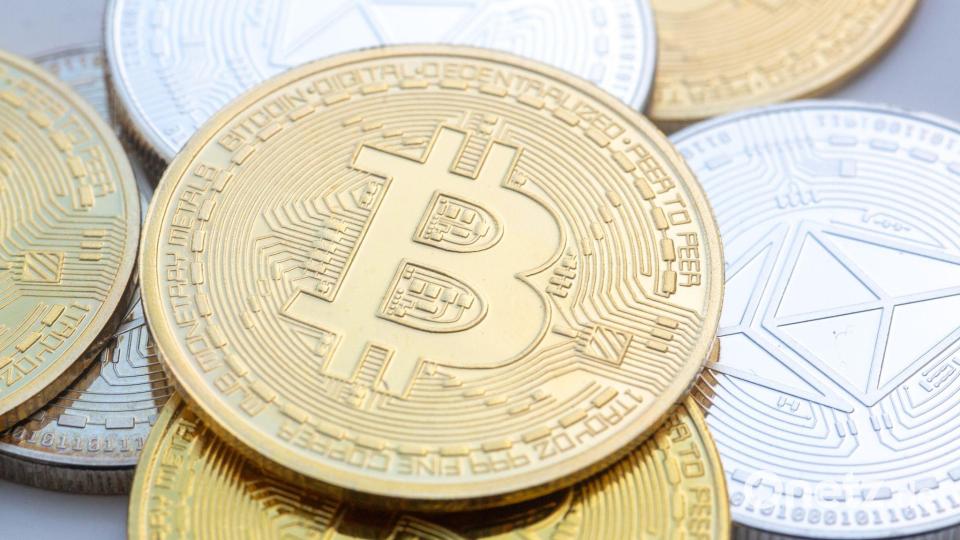Die Kurse von Kryptowerten wie Bitcoin und Ether schwanken stark, Kritiker warnen regelmäßig vor Spekulationsblasen. Doch das Interesse ist groß. (Symbolbild) Bild: Fernando Gutierrez-Juarez/dpa