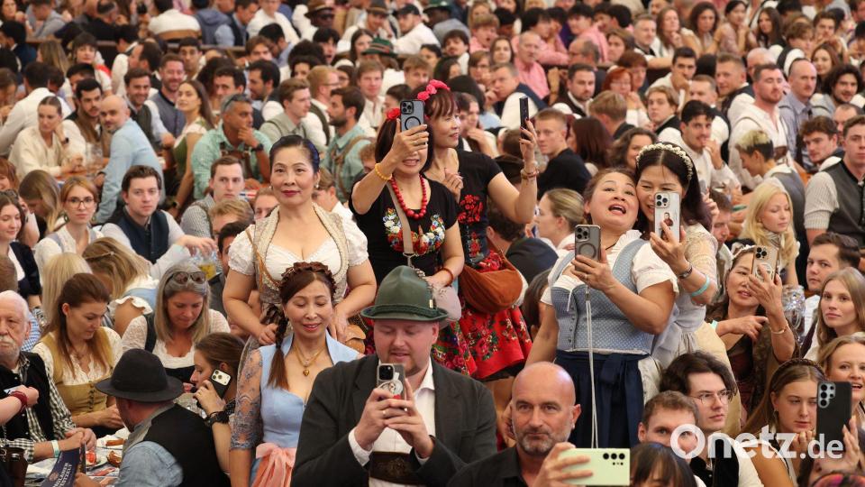 Es geht los - das Oktoberfest ist eröffnet. Bild: Karl-Josef Hildenbrand/dpa