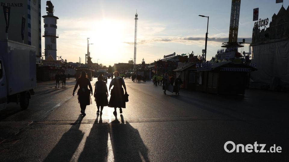Die Sonne geht über der Theresienwiese auf - und verspricht einen sonnigen Start ins Oktoberfest. Bild: Karl-Josef Hildenbrand/dpa
